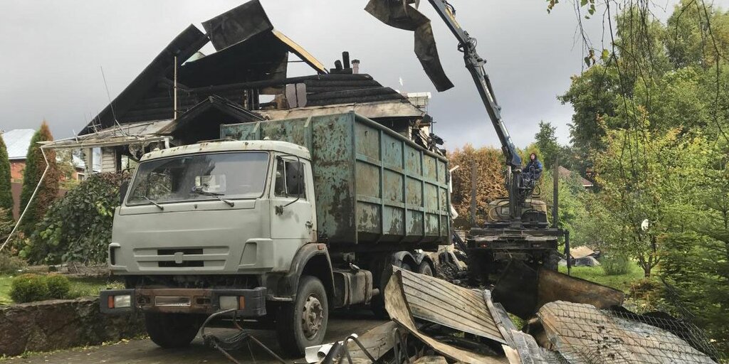 Вывоз мусора после пожара с утилизацией в Приморско-Ахтарске в октябре