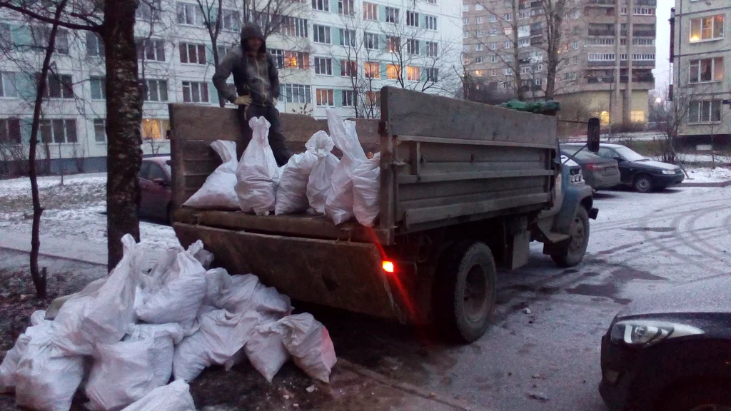 Вывоз мусора в мешках в Приморско-Ахтарске в октябре