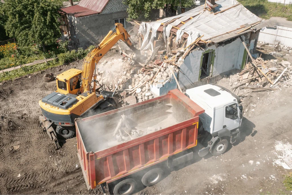 Вывоз мусора после сноса зданий с выездом в Приморско-Ахтарске в октябре