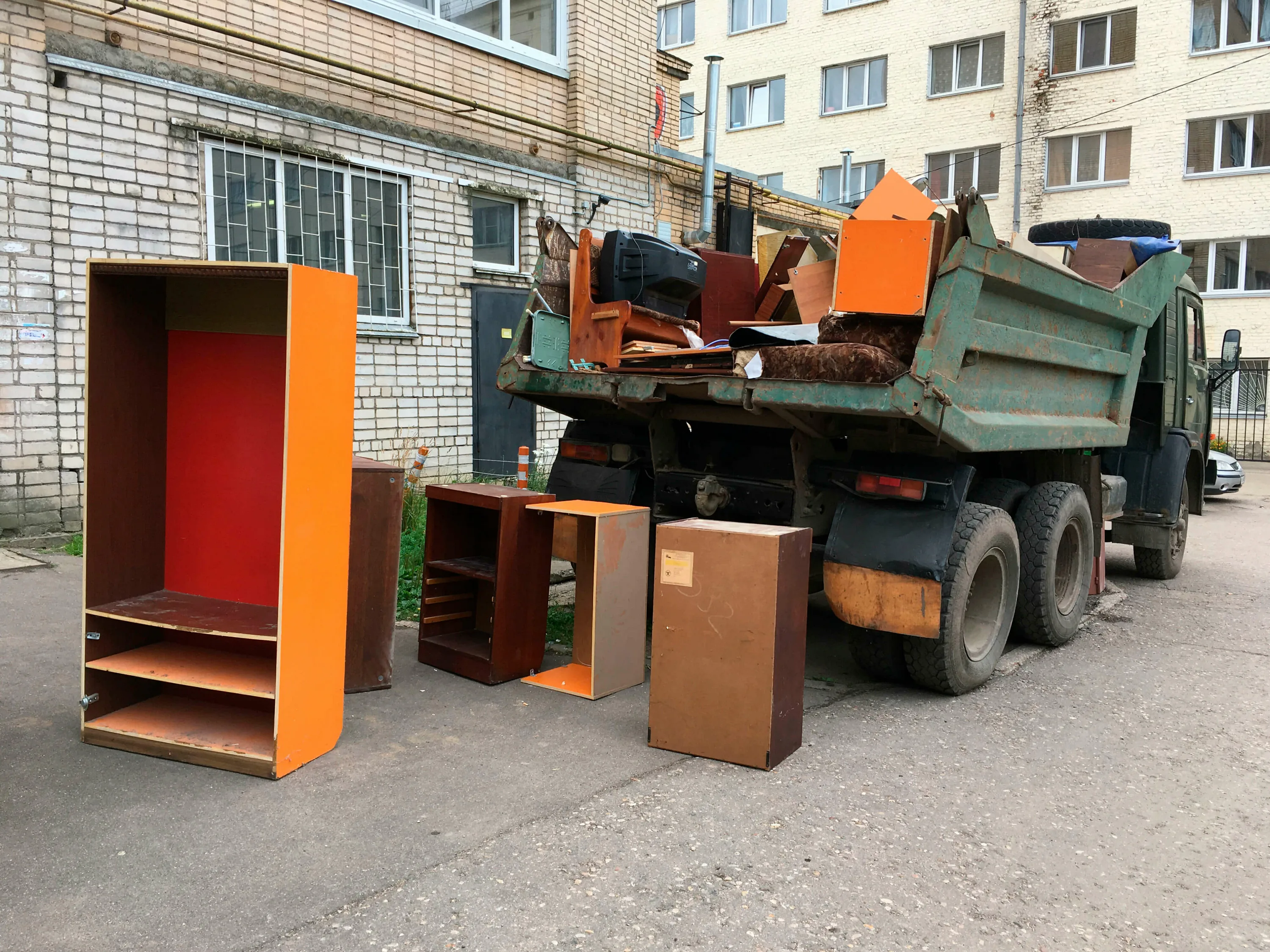 Утилизация старой мебели с вывозом и разбором в Приморско-Ахтарске в октябре
