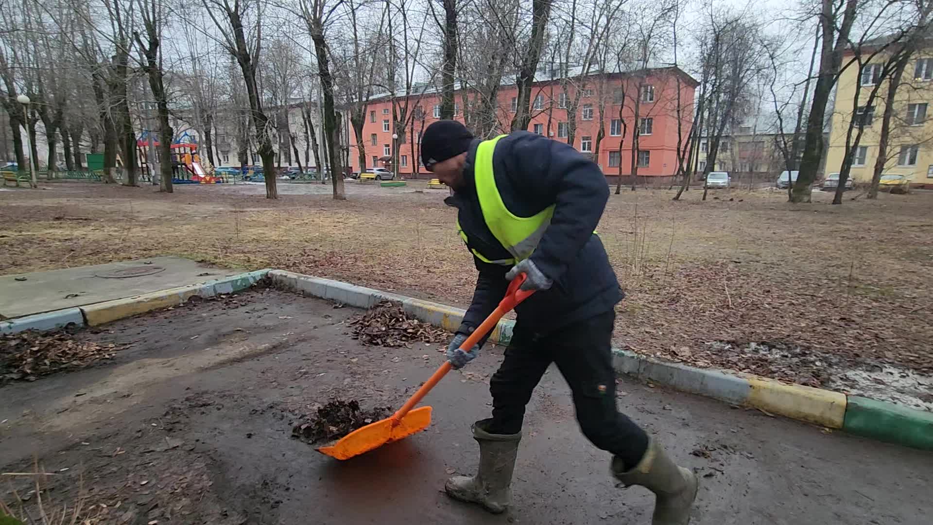 Уборка территорий в Приморско-Ахтарске в октябре