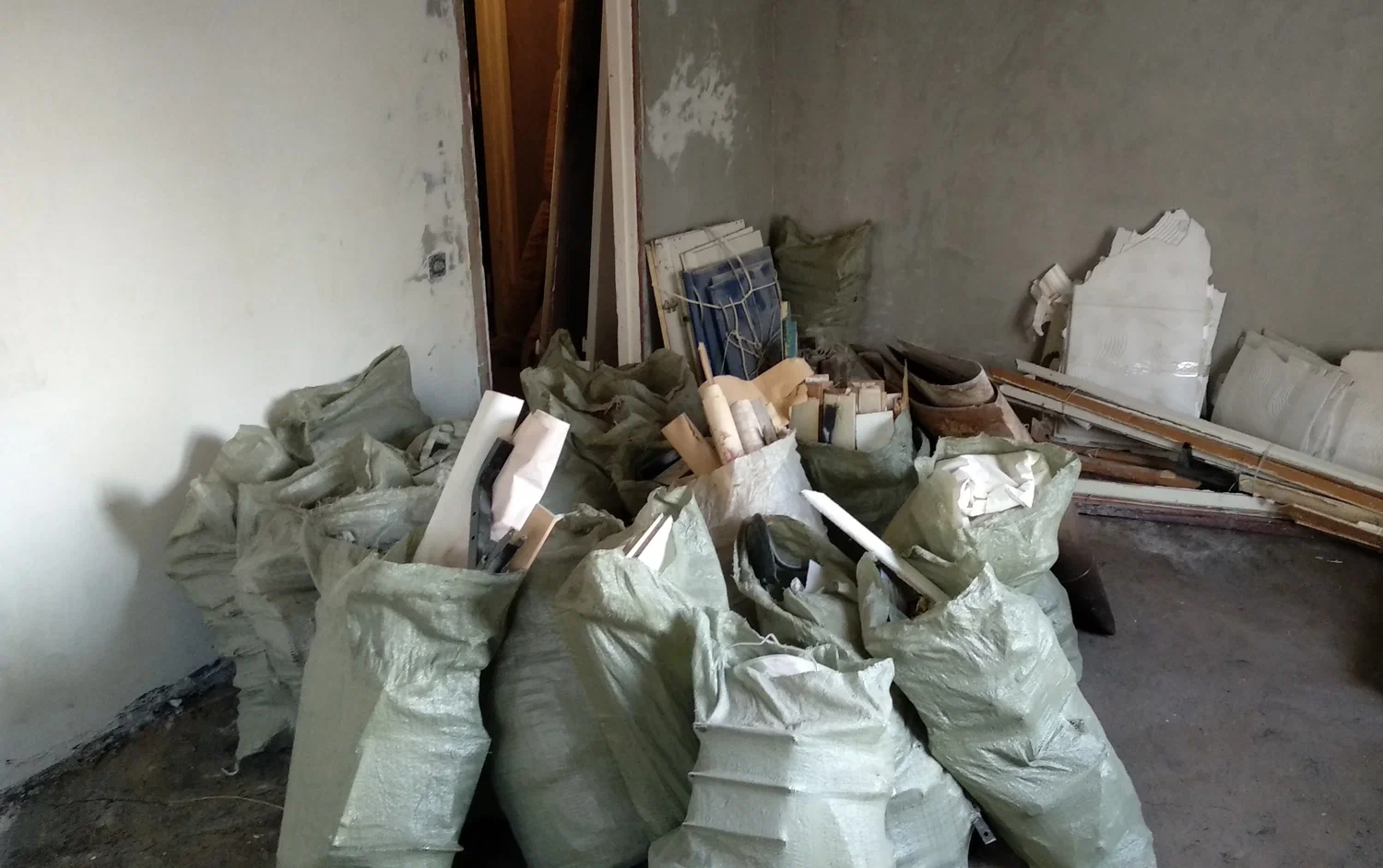 Уборка строительного мусора с вывозом и утилизацией в Приморско-Ахтарске в октябре