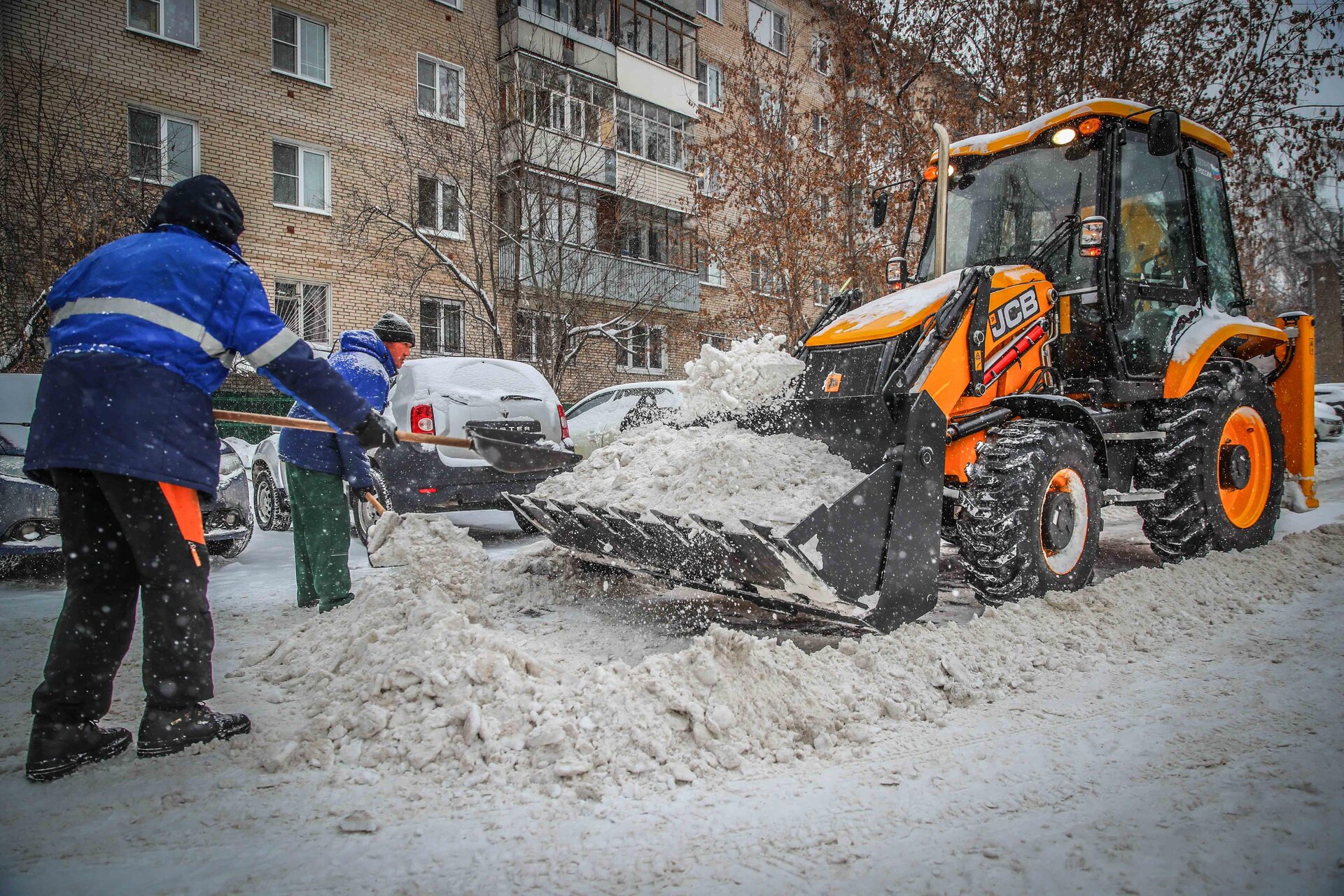 Очистка дворов от снега и наледи в Приморско-Ахтарске — уборка снега, трактор и ручная, цены от 507 руб. | ПроМусор