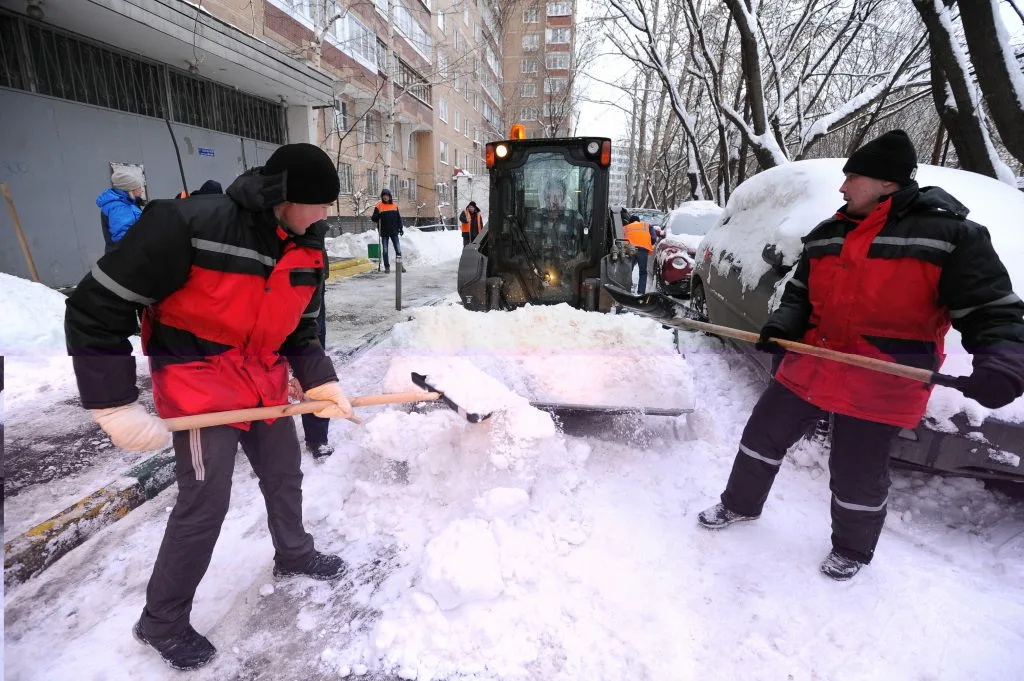 Очистка дворов от снега с гарантией результата в Приморско-Ахтарске в октябре