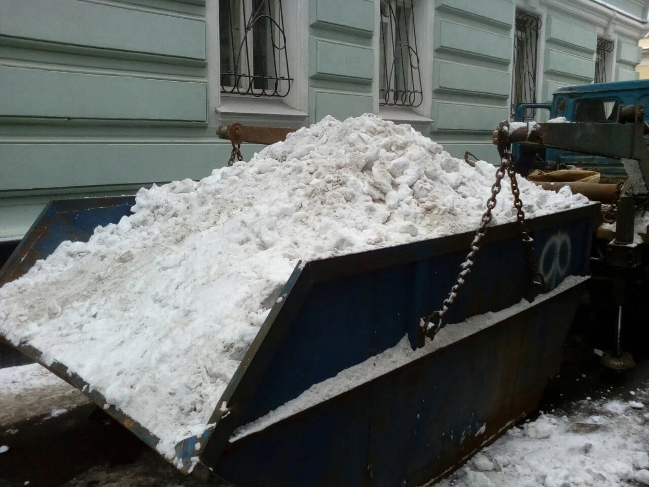 Вывоз снега контейнерами в Приморско-Ахтарске в октябре